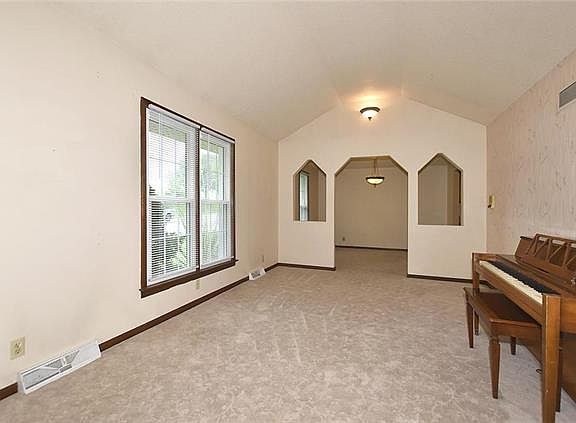 4th image of 701 Thomas Dr