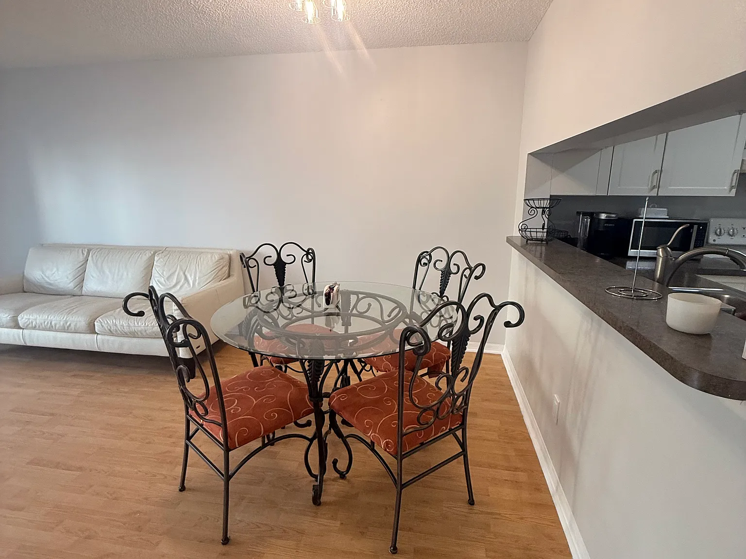 2 bed, 900 sqft, $2,050 — Photo 2
