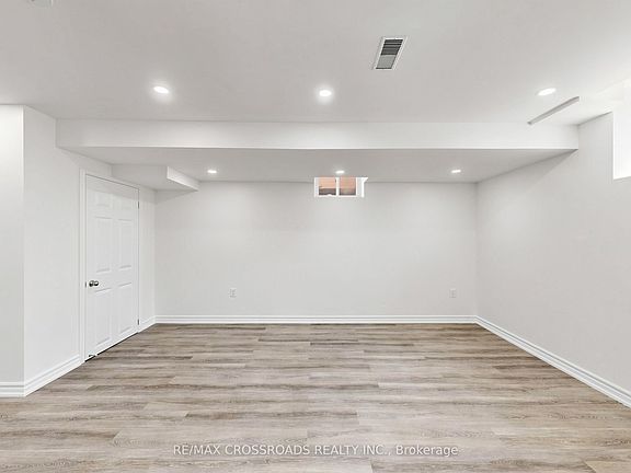 3rd image of 2385 Dress Circle Cres