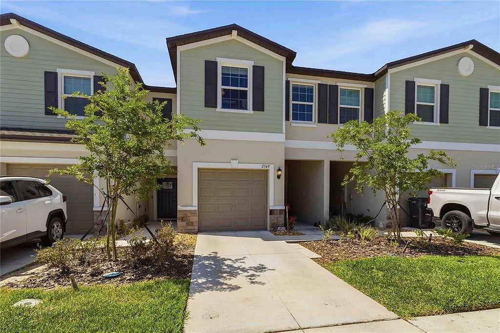 3 bed, 2.5 bath, 1690 sqft, $2,095 — Photo 3