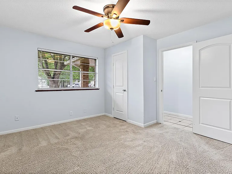 416 E Myrtle St — Photo 4