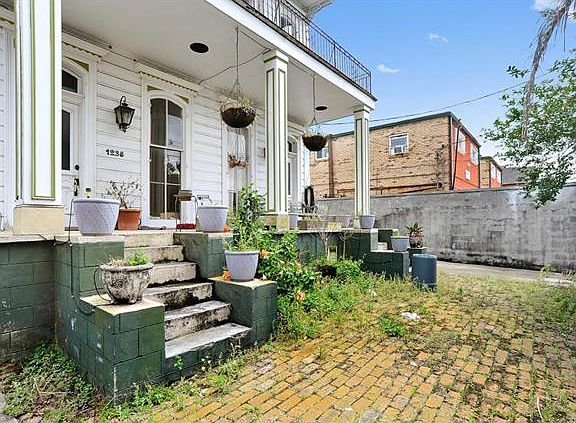 4th image of 1238 N Robertson St