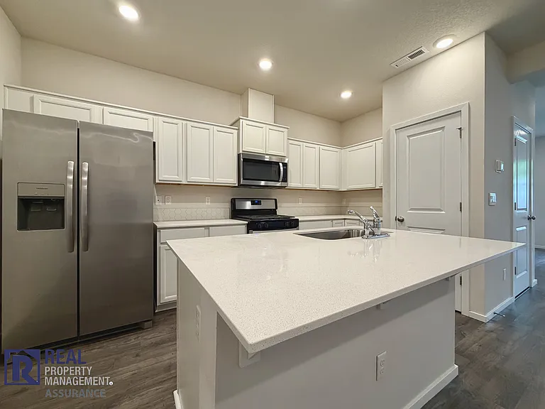 873 N 19th Ave — Photo 5