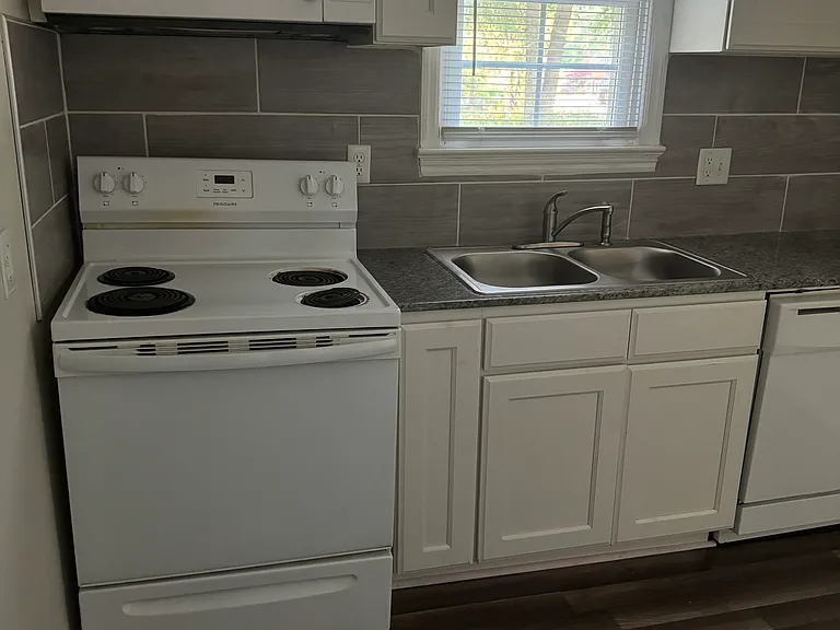 1702 Bragg Blvd — Photo 9