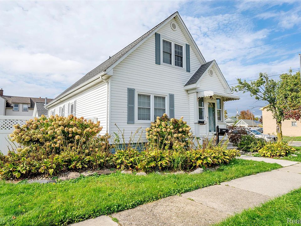1st image of 2302 1st St
