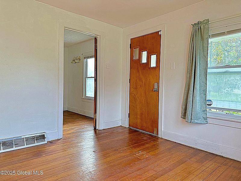 5th image of 3041 Granville Avenue
