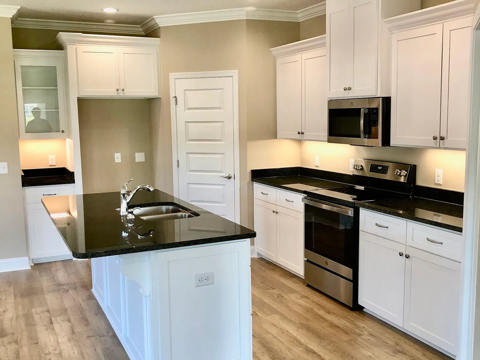 3 bed, 2.0 bath, 1879 sqft, $1,995 — Photo 4