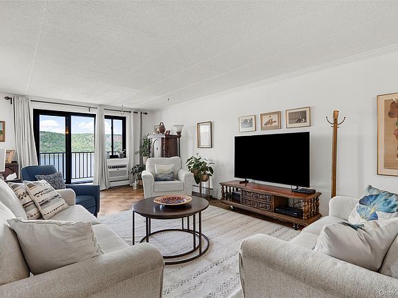 3rd image of 1085 Warburton Avenue #425