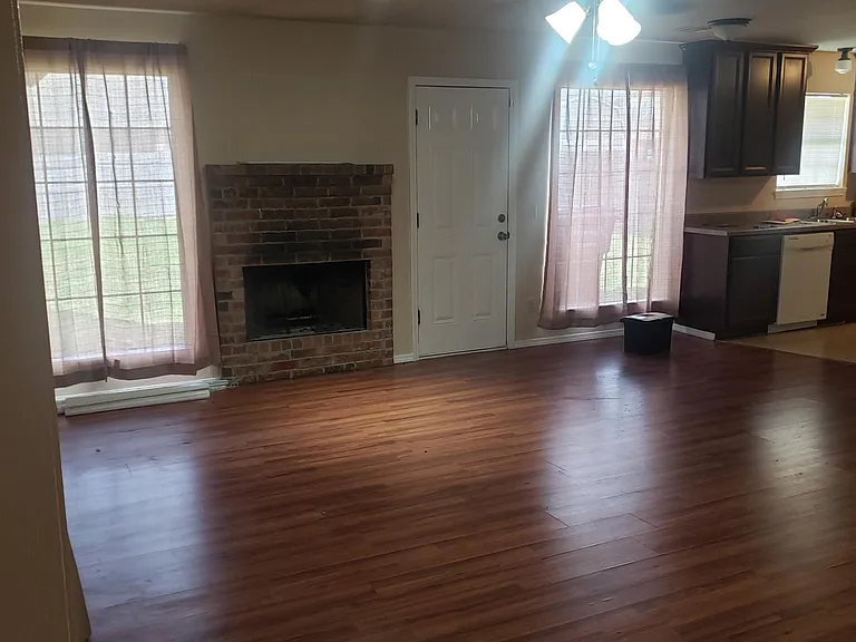 1300 Eagle Dr — Photo 8