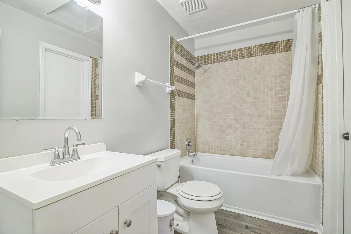 Full Bath - SW 69th Dr
