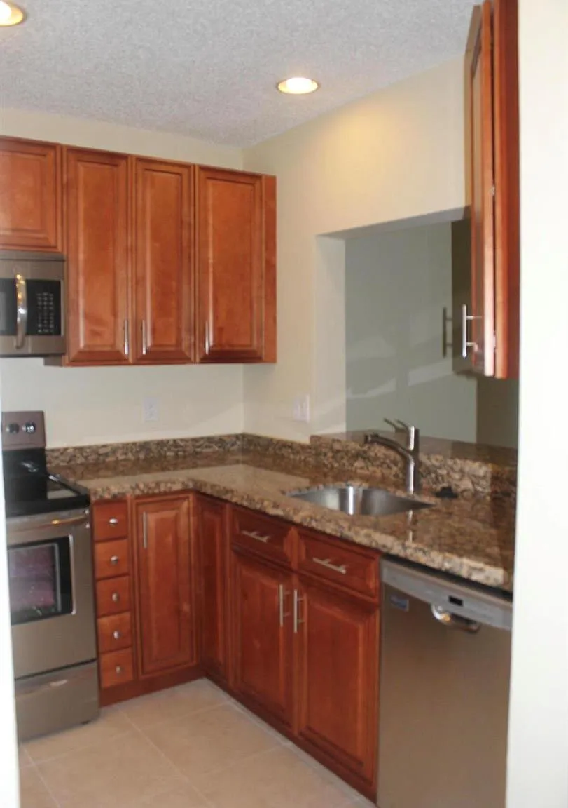 2 bed, 2.0 bath, 950 sqft, $2,200 — Photo 2