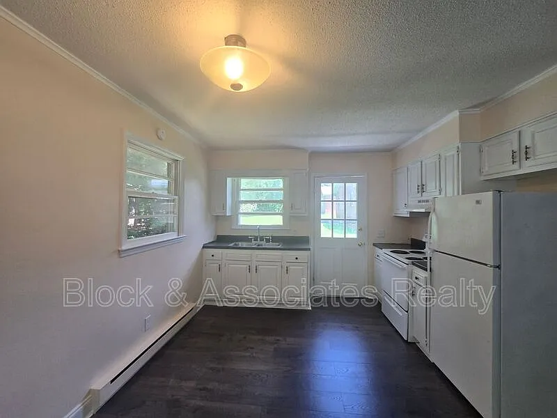 2 bed, 1.0 bath, $895 — Photo 2