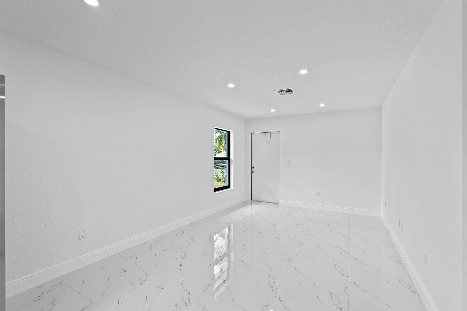 616 S Pine St — Photo 3