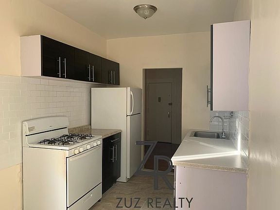 4th image of 33 Linden Blvd #B8