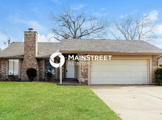 300 Three Oaks Dr, Midwest City, OK 73130