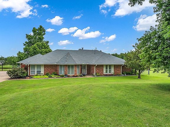 2nd image of 1721 Silver Oaks Dr