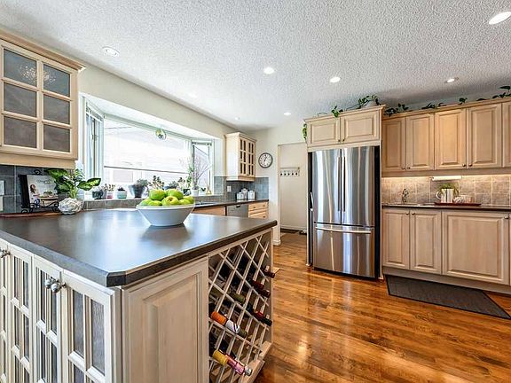 5th image of 59 E Strathcona Close SW