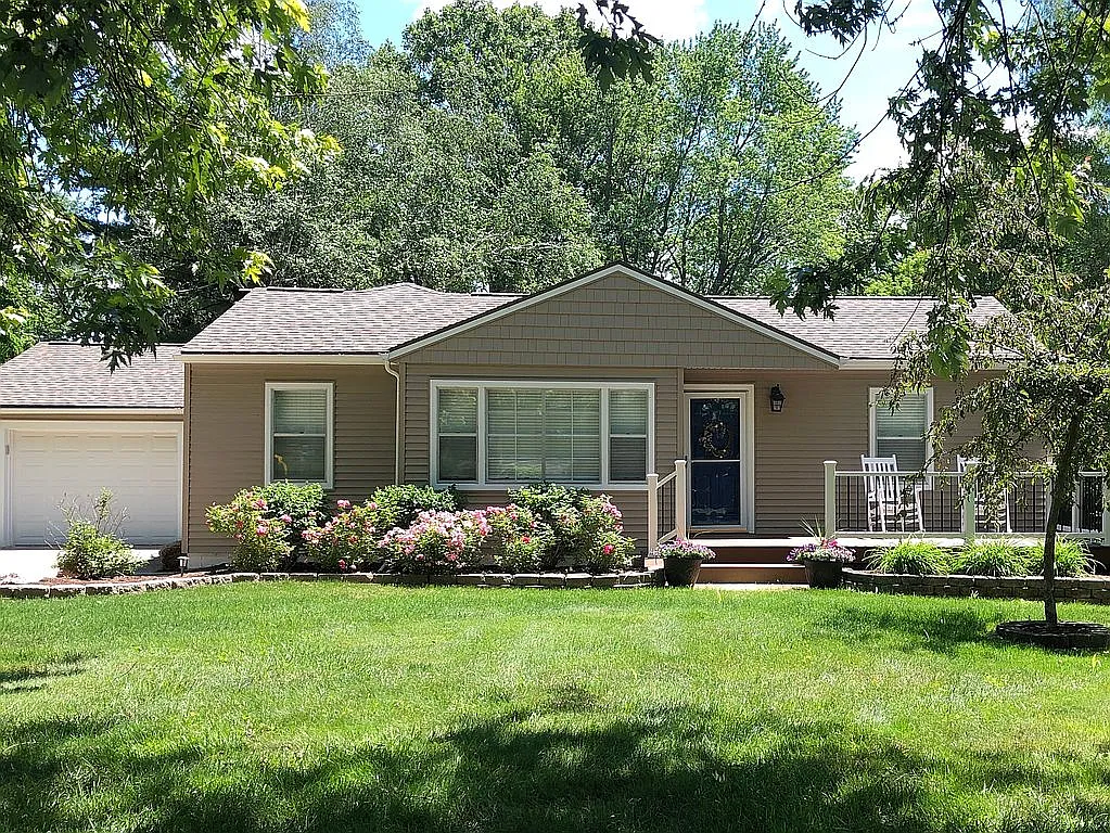 901 Harry Paul Dr photo 1