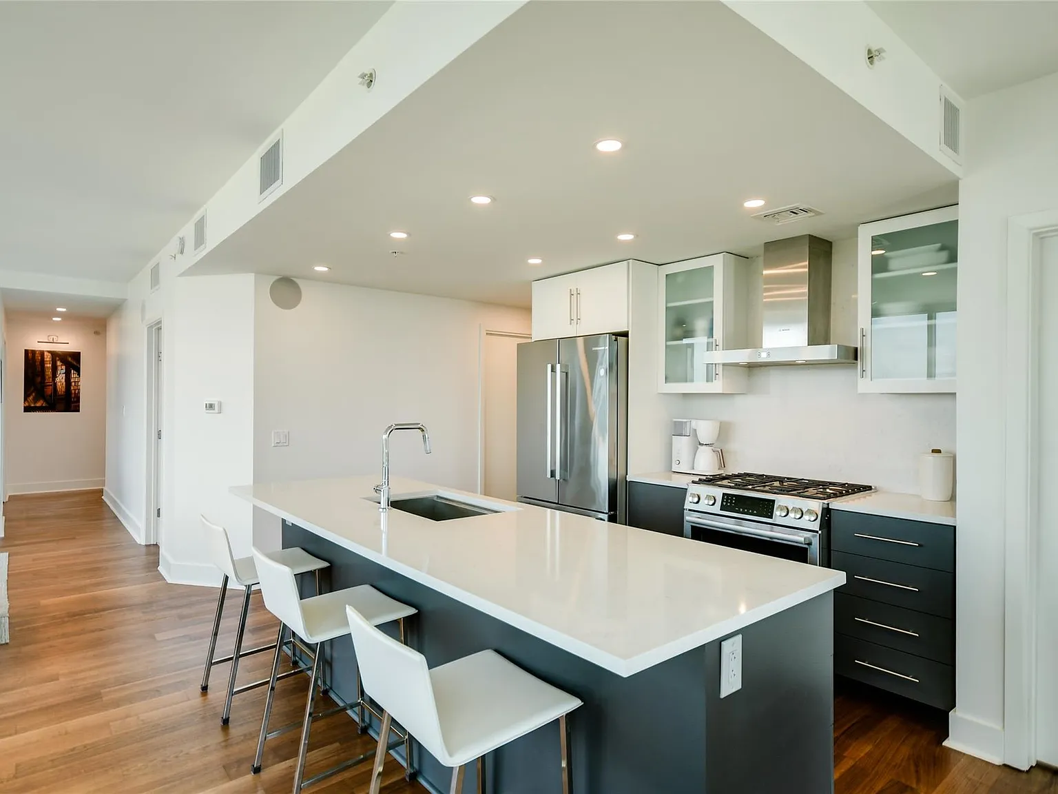 2 bed, 3.0 bath, 1687 sqft, $6,400 — Photo 4