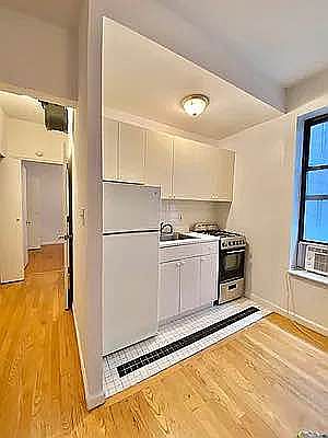 2nd image of 59-61 Carmine St #4B
