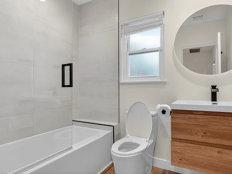 4711 Tyrone Ave — Photo 26