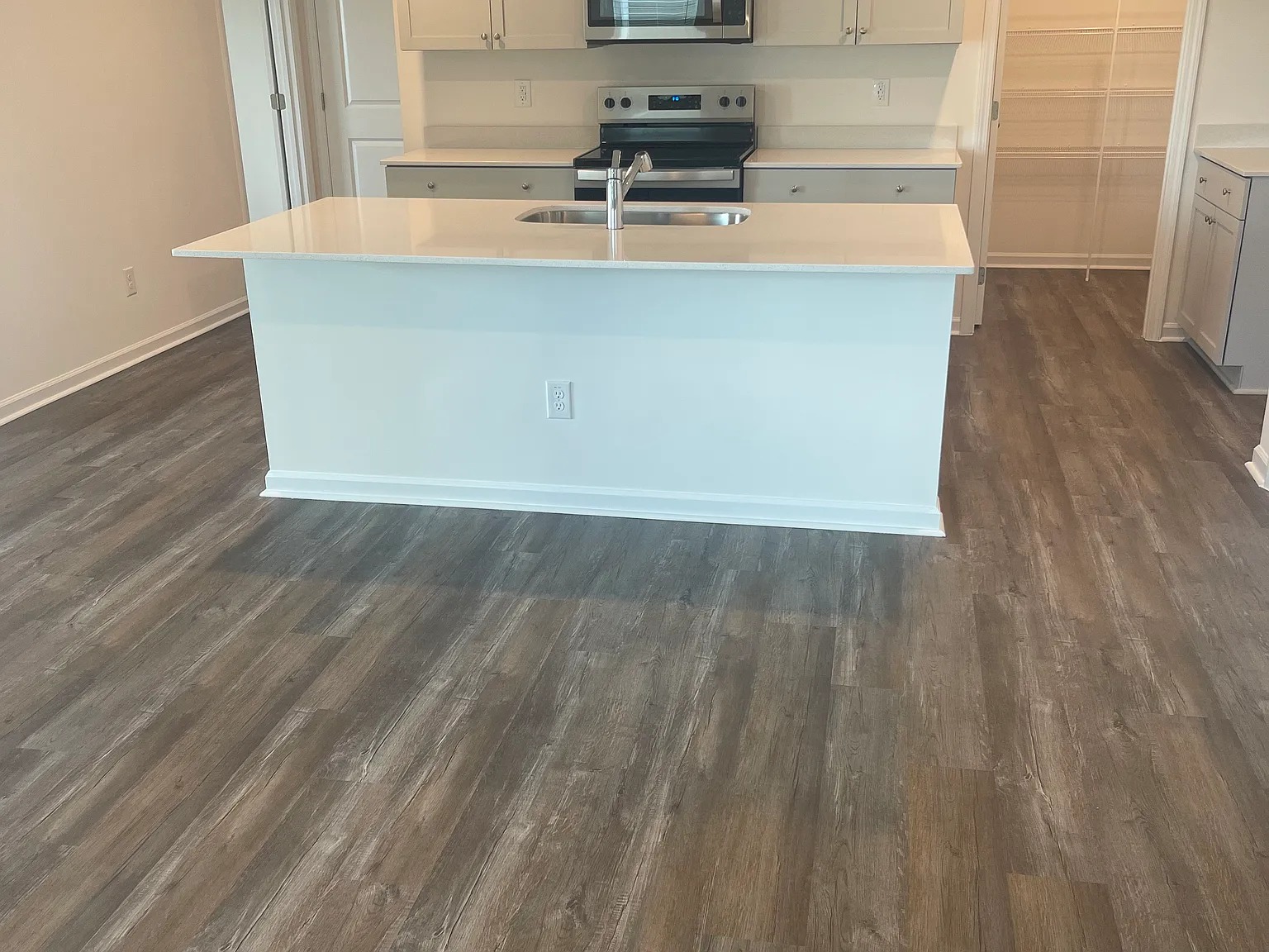 5 bed, 2368 sqft, $2,350 — Photo 2