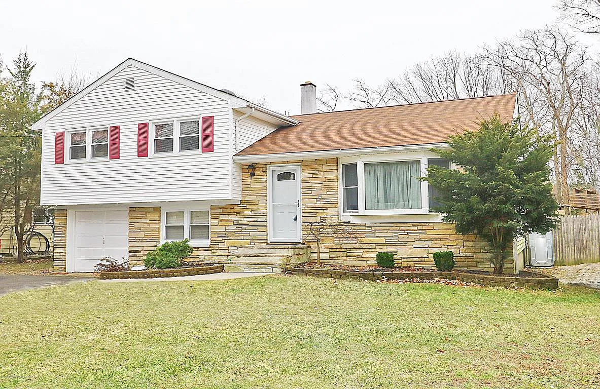 377 Luane Rd W photo 1