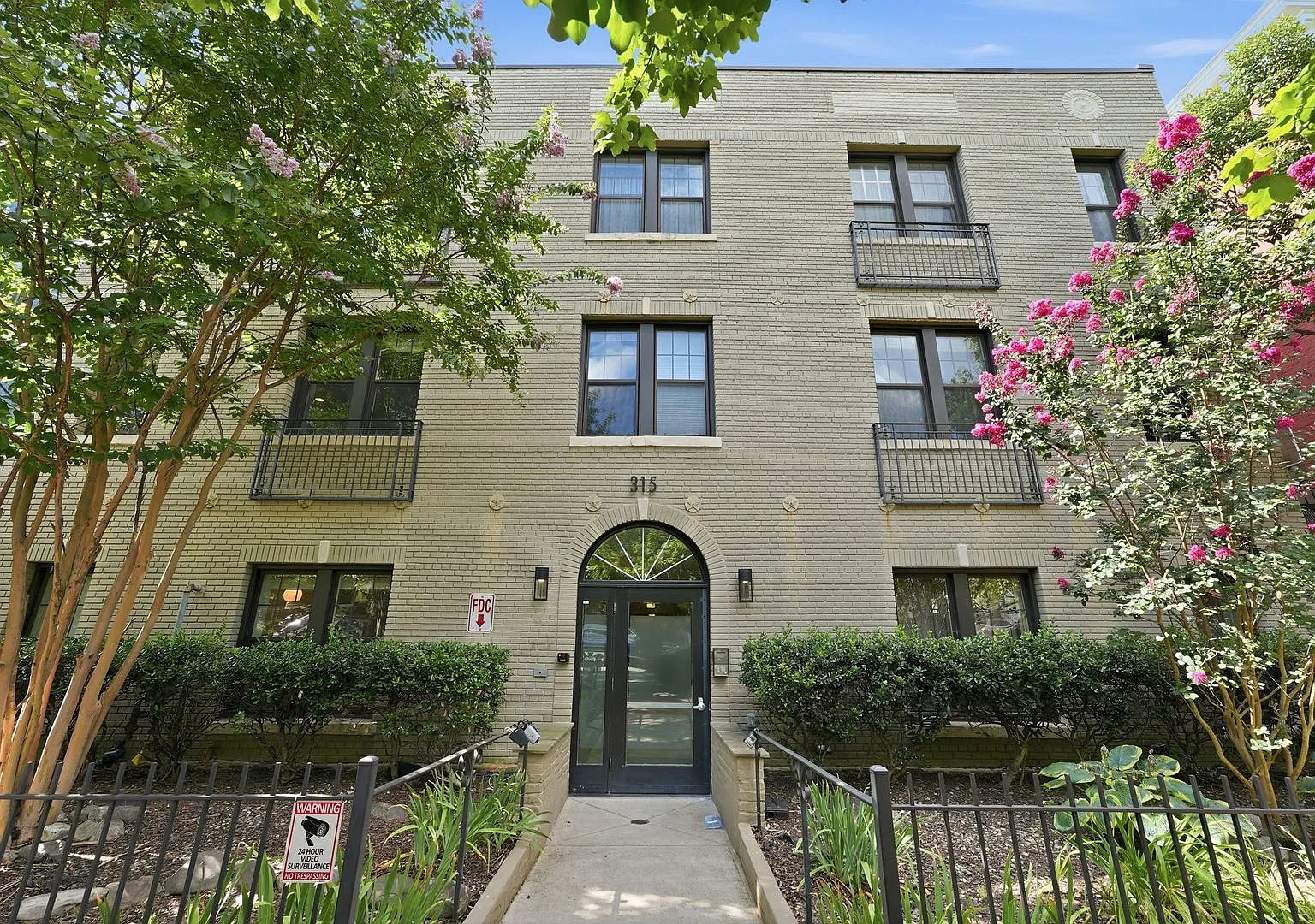 Sun-Filled Furnished 1BR in the Heart of Capitol Hill! — Photo 2