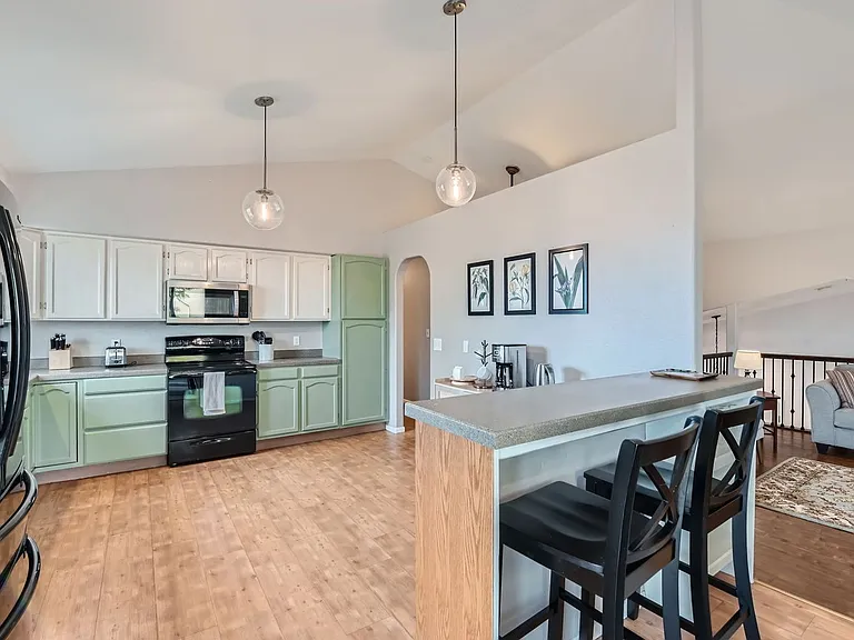 284 Dover Ct — Photo 9