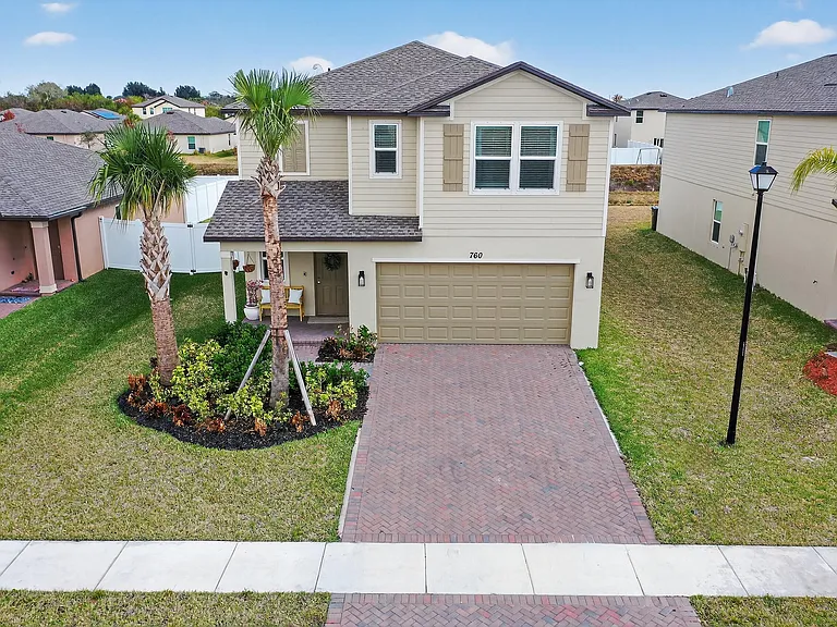 760 Carlyle Way — Photo 2