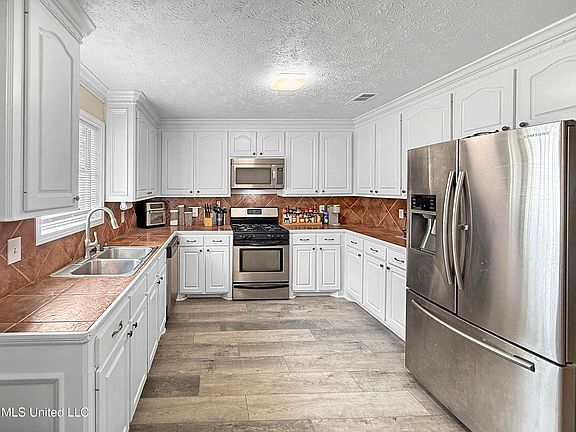 5th image of 527 Roxbury Pl