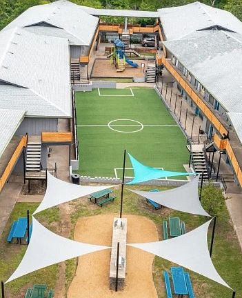 Unique courtyard with green space at 3311 at Vernon Apartments in Dallas
