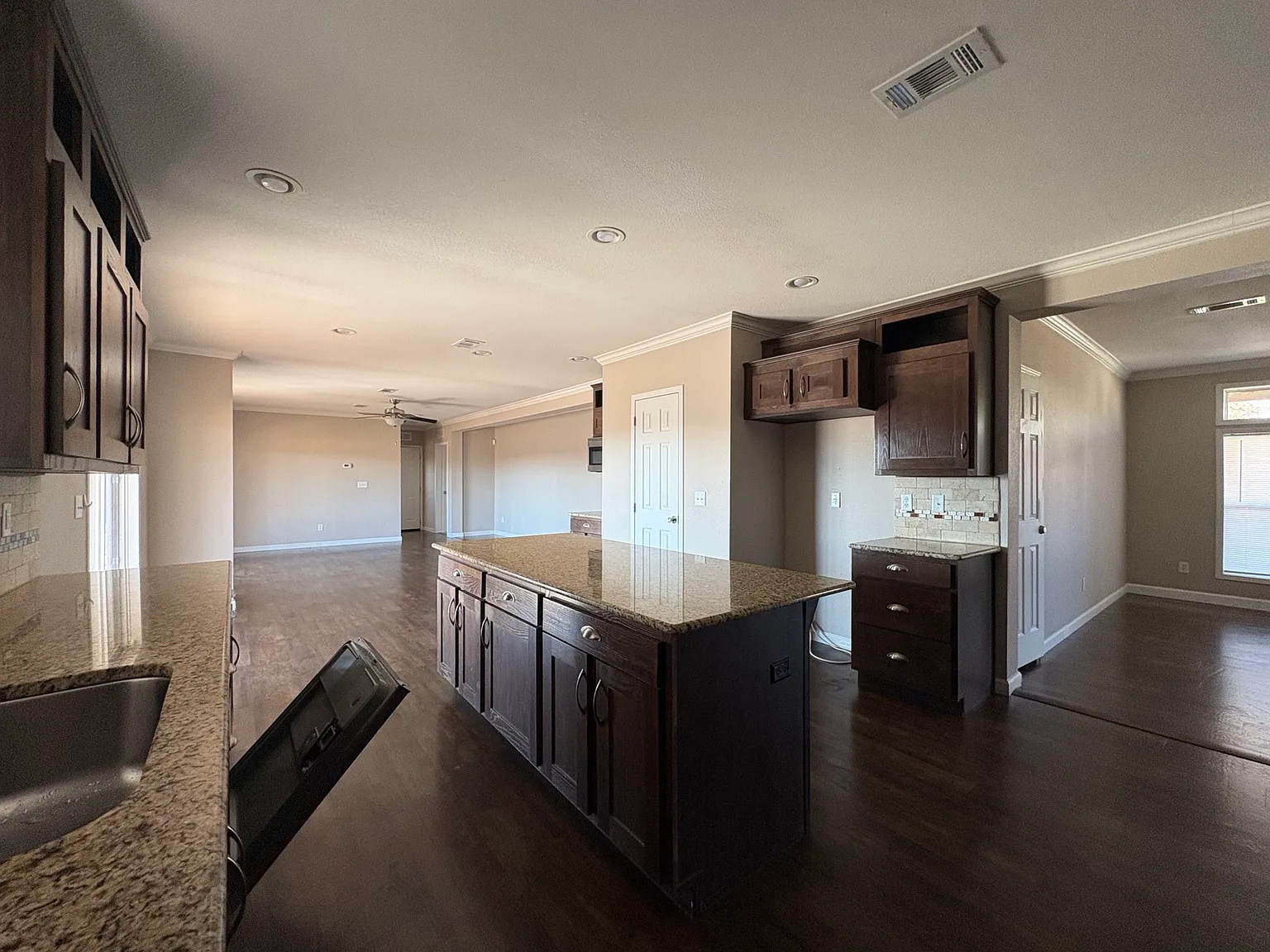 4 bed, 2400 sqft, $2,500 — Photo 4