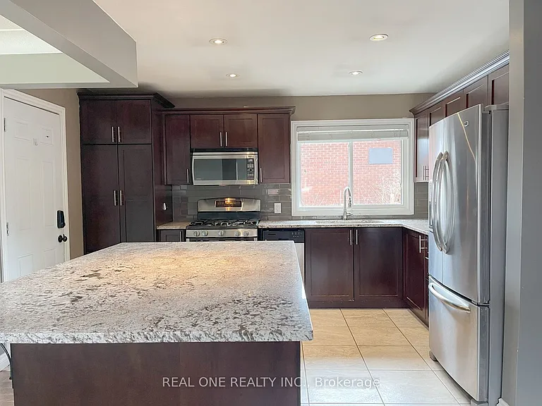 138 Welbourn Dr #UPPER — Photo 3