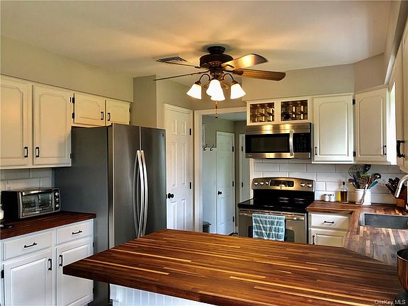 5th image of 4 Boxwood Ln