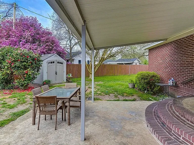 1527 S Kilbourne Rd — Photo 4