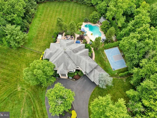 100 E Holland Rd, Holland, PA 18966