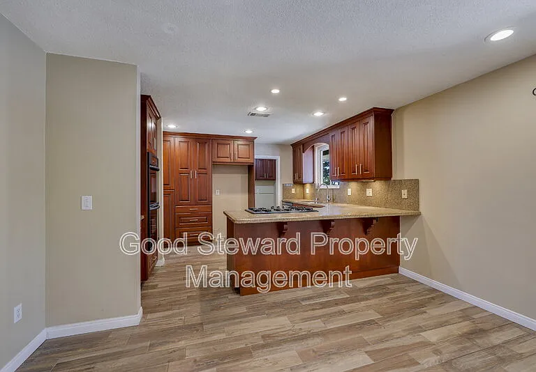 1219 N Van Buren St — Photo 29