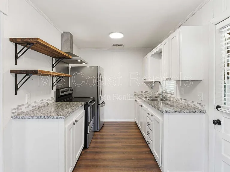 20 Martha Ave — Photo 9