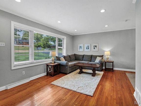 3rd image of 11 Hedgewood Ln