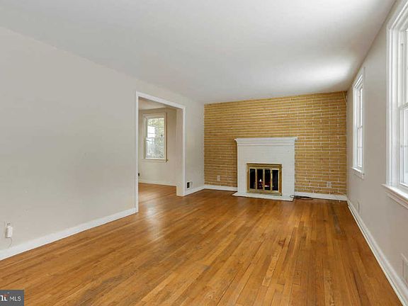 5th image of 913 N Madison St