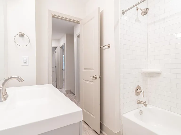 Emory Woods Apartments — Photo 30