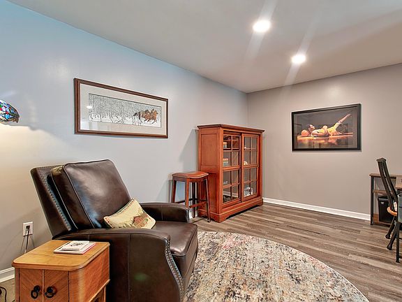 5th image of 504 Calumet Ct