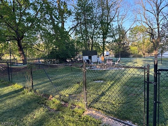 2nd image of 225 Sunnymead Rd