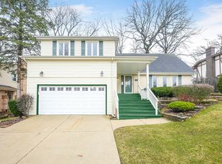 1071 Candlewood Dr, Downers Grove, IL 60515