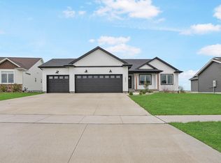 2823 Arbor Ridge Rd, Cedar Falls, IA 50613