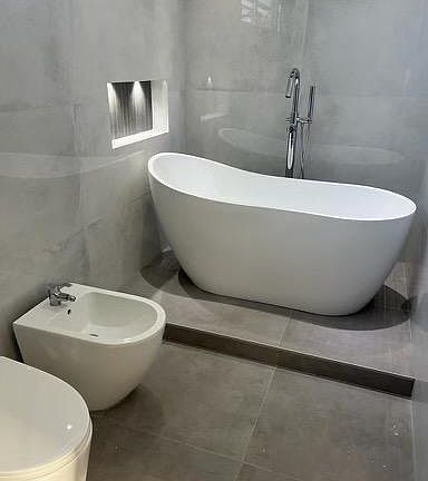 Master bedroom tub