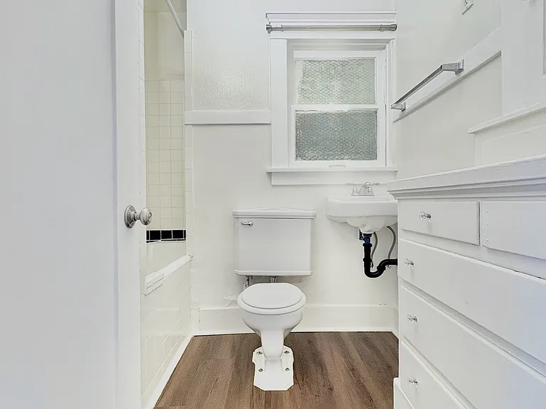 959 E Broadway #9 — Photo 8