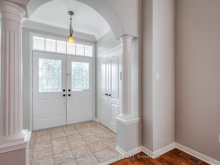 222 Kayla Cres #UPPER — Photo 2