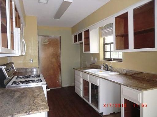 3rd image of 208 Elmwood St